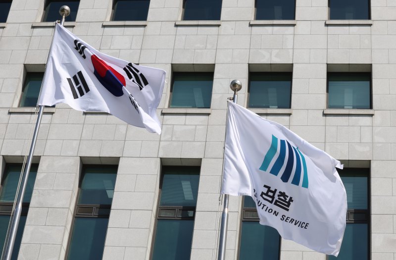 서울 서초구 대검찰청에서 태극기와 검찰 깃발이 바람에 휘날리고 있다. /사진=뉴시스