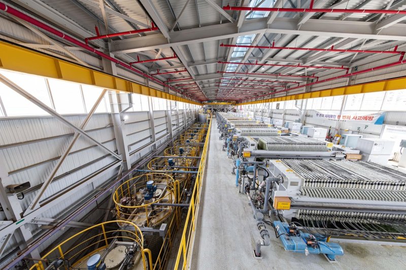 포스코HY클린메탈에서 블랙매스 금속을 추출하고 불순물을 제거하는 침출공정을 진행하고 있다. 포스코그룹 제공