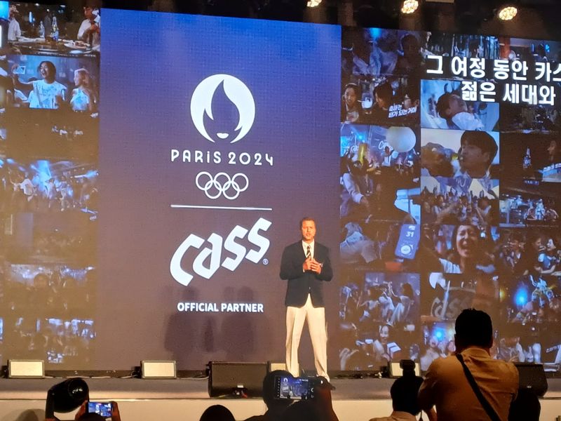 배하준 오비맥주 대표가 26일 서울 워커힐호텔에서 카스의 올림픽 공식 파트너 브랜드 지정과 향후 마케팅 계획에 대해 설명하고 있다. 사진 이환주 기자.