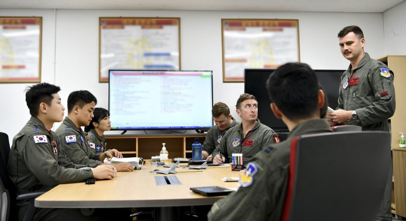 공군 ‘쌍매훈련’ 중 현존 최강 미 공군 F-22 랩터와 연합공중훈련 실시