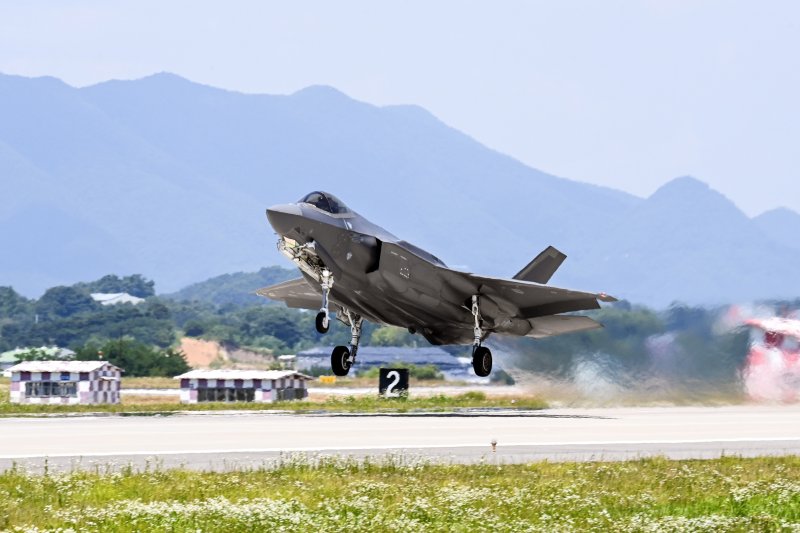 한미 공군이 26일 미국 공군 F-22 랩터(Raptor)가 참가한 가운데 연합공중훈련을 실시했다고 밝혔다. 사진은 한국 공군 F-35A 전투기가 청주기지에서 이륙하는 모습. 사진=공군 제공