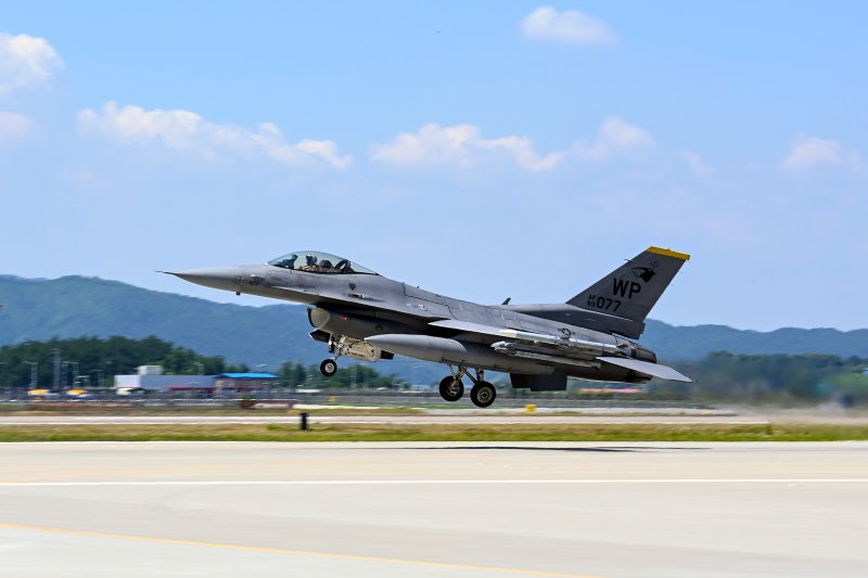 한미 공군이 26일 미국 공군 F-22 랩터(Raptor)가 참가한 가운데 연합공중훈련을 실시했다고 밝혔다. 사진은 미 공군의 F-16 전투기가 청주기지에서 이륙하는 모습. 사진=공군 제공