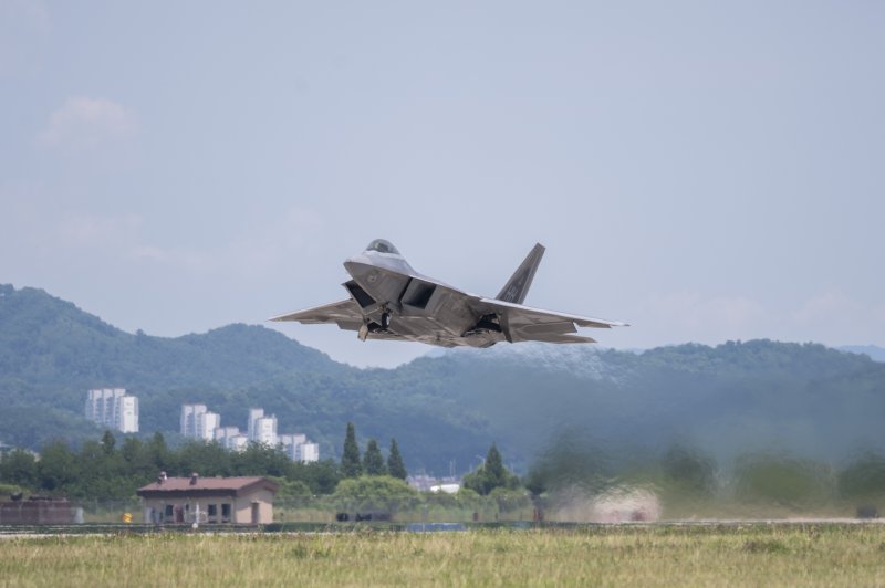 한미 공군이 26일 미국 공군 F-22 랩터(Raptor)가 참가한 가운데 연합공중훈련을 실시했다고 밝혔다. 사진은 미 공군의 F-22 전투기가 오산기지에서 이륙하는 모습. 사진=공군 제공