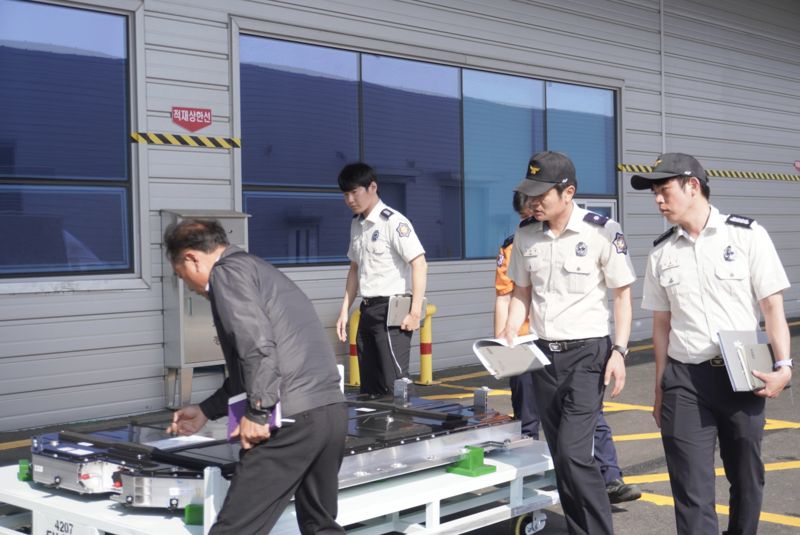 울산소방본부가 26일 오후 울산 북구의 한 전지 관련 공장에서 한국전기안전공사, 한국가스안전공사 등 유관기관과 함께 긴급 합동점검을 벌이고 있다. 울산소방본부 제공