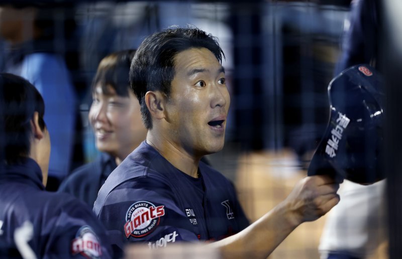 [서울=뉴시스] 김진아 기자 = 18일 오후 서울 잠실야구장에서 열린 2024 신한은행 SOL KBO리그 롯데 자이언츠와 LG 트윈스의 경기, 7회초 1사 2,3루 롯데 3루주자 전준우가 김민성의 희생플레이 때 득점, 더그아웃으로 들어오며 기뻐하고 있다. 2024.04.18. bluesoda@newsis.com