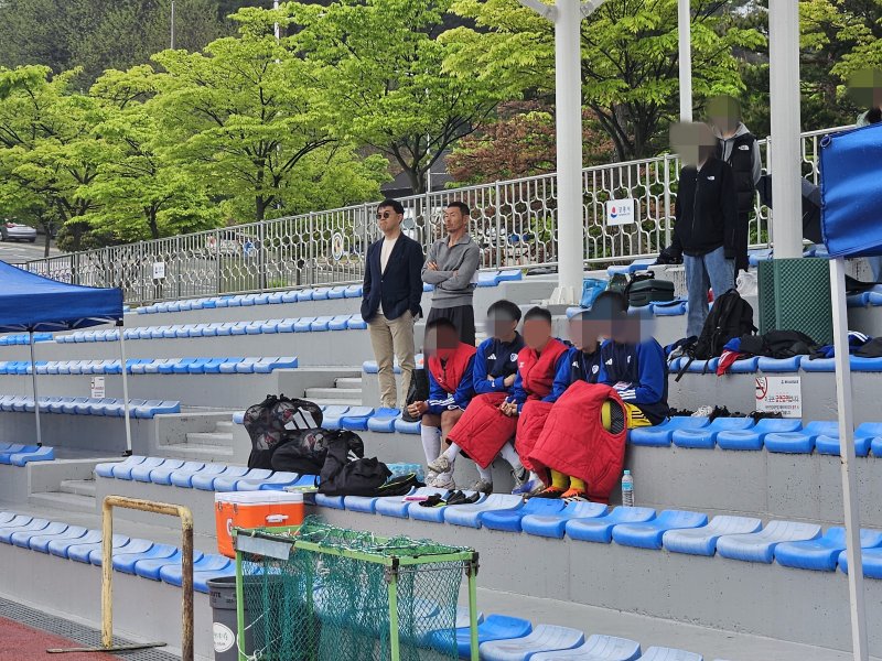 '세계적인 축구스타' 손흥민의 아버지 손웅정 SON아카데미 감독이 지난 4월 20일 강원 강릉강남축구공원 1구장에서 열린 SON아카데미U15와 평창유나이티드U15 경기를 지켜보고 있다.2024.4.20/뉴스1 ⓒ News1 한귀섭 기자
