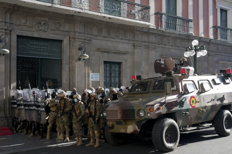26일(현지시간) 볼리비아 라파스에서 쿠데타에 가담한 병사들과 헌병들이 대통령궁 주변을 통제하고 있다.AP뉴시스