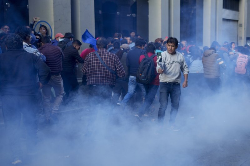 26일(현지시간) 볼리비아 라파스의 무리요 광장에서 루이스 아르세 볼리비아 대통령을 지지하는 시민들이 쿠데타 병사들의 최루탄 사격에 도망가고 있다.AP뉴시스