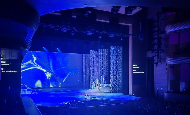 창극 '만신: 페이퍼 샤먼'의 화려한 무대 (서울=연합뉴스) 26일 국립극장 해오름극장에서 상연된 창극 '만신: 페이퍼 샤먼'의 무대 모습. 2024.06.26 hyun@yna.co.kr