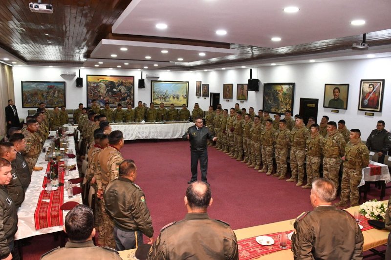 볼리비아 육군의 후안 호세 수니가 장군(가운데)이 육군 총사령관에서 경질된 25일(현지시간) 볼리비아 수도 라파스에서 군 간부들에게 연설하고 있다.로이터뉴스1