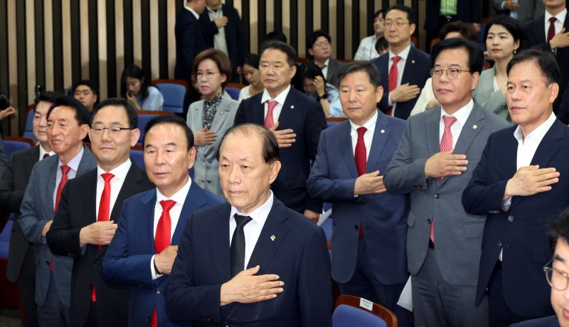 황우여 국민의힘 비상대책위원장이 27일 오전 서울 여의도 국회에서 열린 '제22대 국회 전반기 국회부의장, 상임위원장 선출 의원총회'에서 국민의례를 하고 있다. 앞줄 왼쪽부터 안철수 , 김석기 외통위원장 후보, 주호영, 박덕흠 국회부의장 후보, 황 비대위원장. 뉴시스