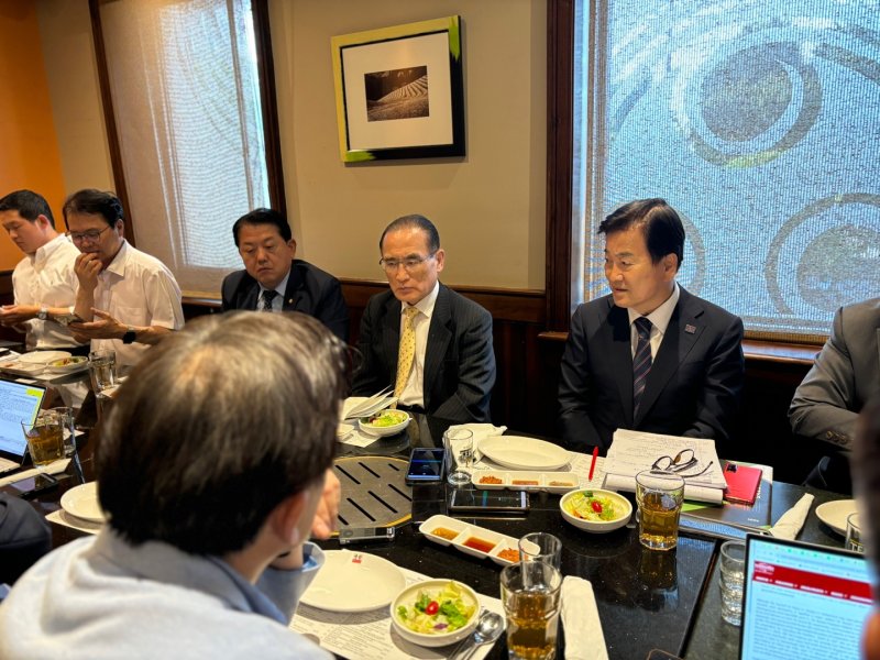 [워싱턴=뉴시스]이윤희 특파원 = 정동영(오른쪽부터)·위성락·김병주 더불어민주당 의원과 이한주 민주연구원장이 26일(현지시각) 미국 워싱턴DC 인근 식당에서 특파원들과 간담회를 진행하고 있다. 2024.06.27.