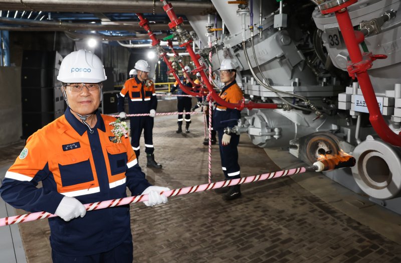 정인화 포스코 그룹 회장이 4고로 풍구에 화입하고 있다. (포스코 포항제철소 제공) 2024.6.27/뉴스1