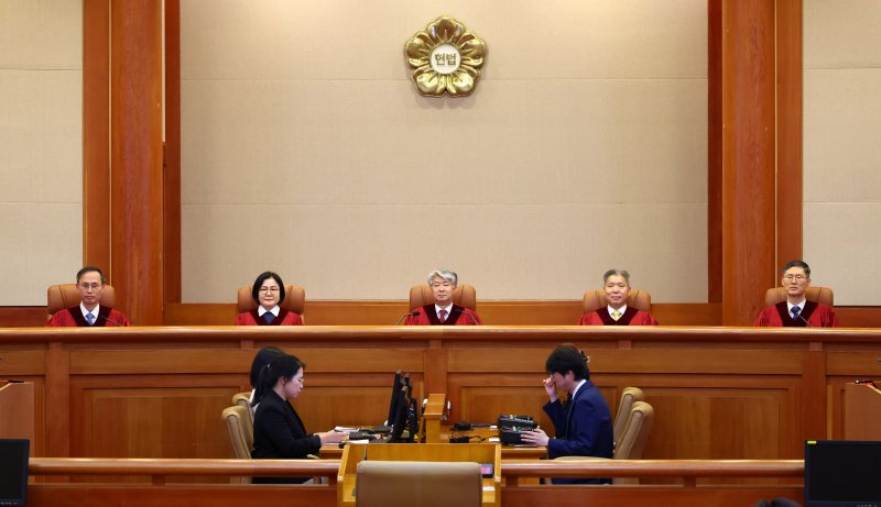 이종석 헌법재판소장 등 재판관들이 27일 서울 종로구 헌법재판소 대심판정에서 자리하고 있다./사진=뉴시스