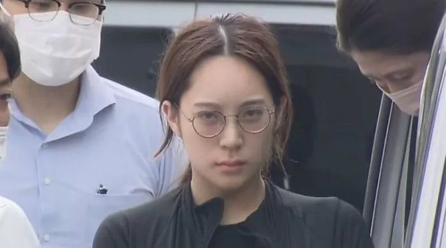 "여배우처럼 예쁘다" '아동학대' 日보육교사 얼굴 공개…누리꾼 난리