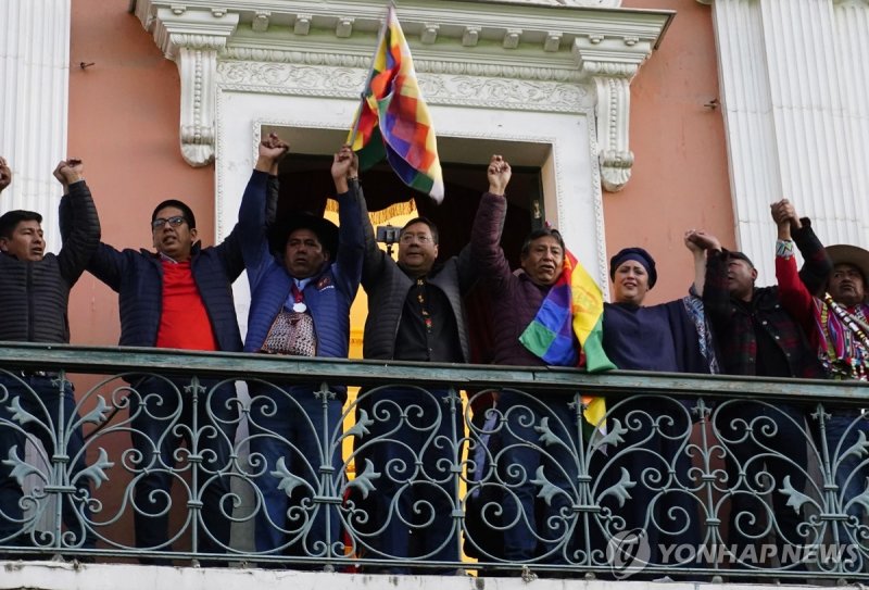 두 손을 들어보이는 루이스 아르세 볼리비아 대통령 (240627) -- LA PAZ, June 27, 2024 (Xinhua) -- Bolivian President Luis Arce (4th L) gestures to people on a balcony of the government palace in La Paz, Bolivia, June 26, 2024. Bolivian President Luis Arce on Wednesday denounced what appeared to be an attempted coup as grou
