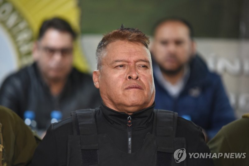 쿠데타 실패후 경찰에 체포된 후안 호세 수니가 전 볼리비아 합참의장 Bolivian General Juan Jose Zuniga is presented following his arrest by the authorities for a coup attempt in La Paz, Bolivia June 26, 2024. REUTERS/Claudia Morales