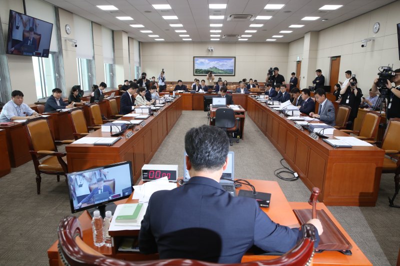 안호영 국회 환노위원장이 27일 오전 서울 여의도 국회에서 열린 환경노동위원회 전체회의 노동조합 및 노동관계조정법 일부개정법률안에 대한 입법청문회에서 의사봉을 두드리고 있다. 사진=뉴스1화상