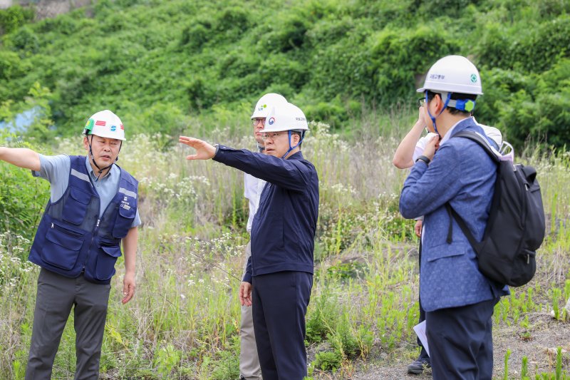 지난 7월 진현환 국토교통부 제1차관이 서울 동작구 수방사 공공주택 사업 현장을 방문해 한국토지주택공사(LH) 등 현장 관계자들로부터 사업 추진계획을 보고받고 안전관리 현황을 점검하고 있다. 연합뉴스