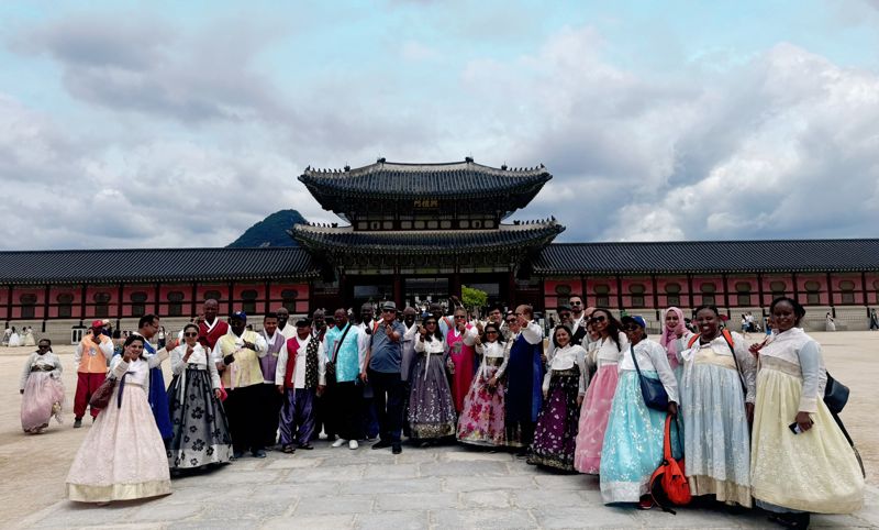 지난 23일 경복궁을 찾은 케냐 바스코 페인츠 임직원들이 한복 차림으로 기념촬영을 하고 있다. 한국관광공사 제공