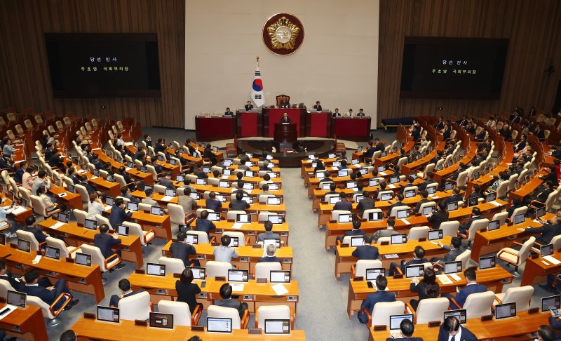 27일 오후 서울 여의도 국회에서 제415회국회(임시회) 제3차 본회의가 열리고 있다. 여야는 이날 본회의에서 국민의힘 몫 국회 부의장과 7개 상임위원장을 선출하고 개원 28일 만에 전반기 원 구성을 마무리 했다.뉴스1