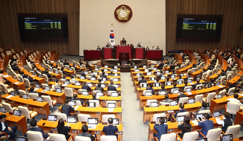 27일 오후 서울 여의도 국회에서 열린 제415회 국회(임시회) 제3차 본회의에서 7개 상임위원장 선거 결과가 발표되고 있다. 상임위원장은 윤한홍 정무위원장, 송언석 기획재정위원장, 김석기 외교통일위원장, 성일종 국방위원장, 이철규 산업통상자원중소벤처기업위원장, 신성범 정보위원장, 이인선 여성가족위원장이 선출됐다. 뉴스1