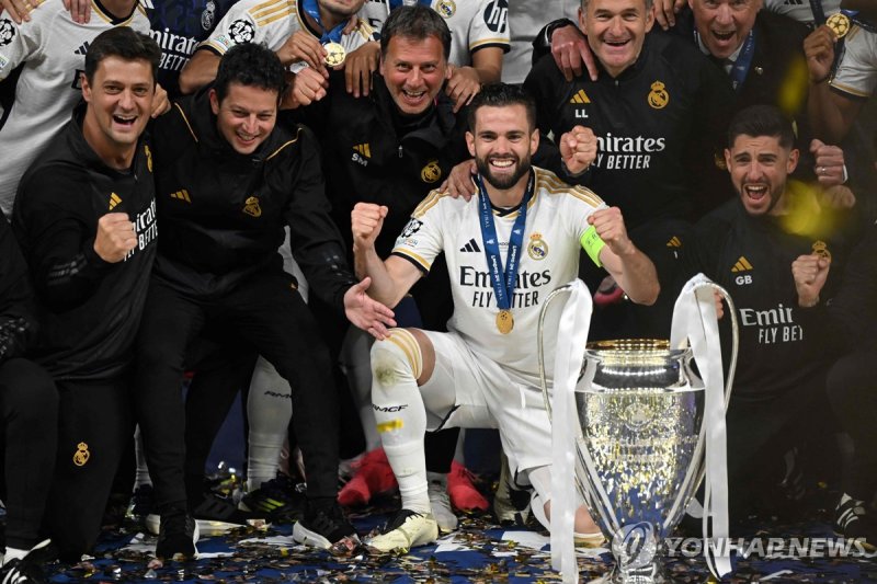 메달을 목에 건 나초 (FILES) Real Madrid's Spanish defender #06 Nacho Fernandez celebrates with the trophy after winning the UEFA Champions League final football match between Borussia Dortmund and Real Madrid, at Wembley stadium, in London, on June 1, 2024. Club captain Nacho Fernandez will leave Real Madri