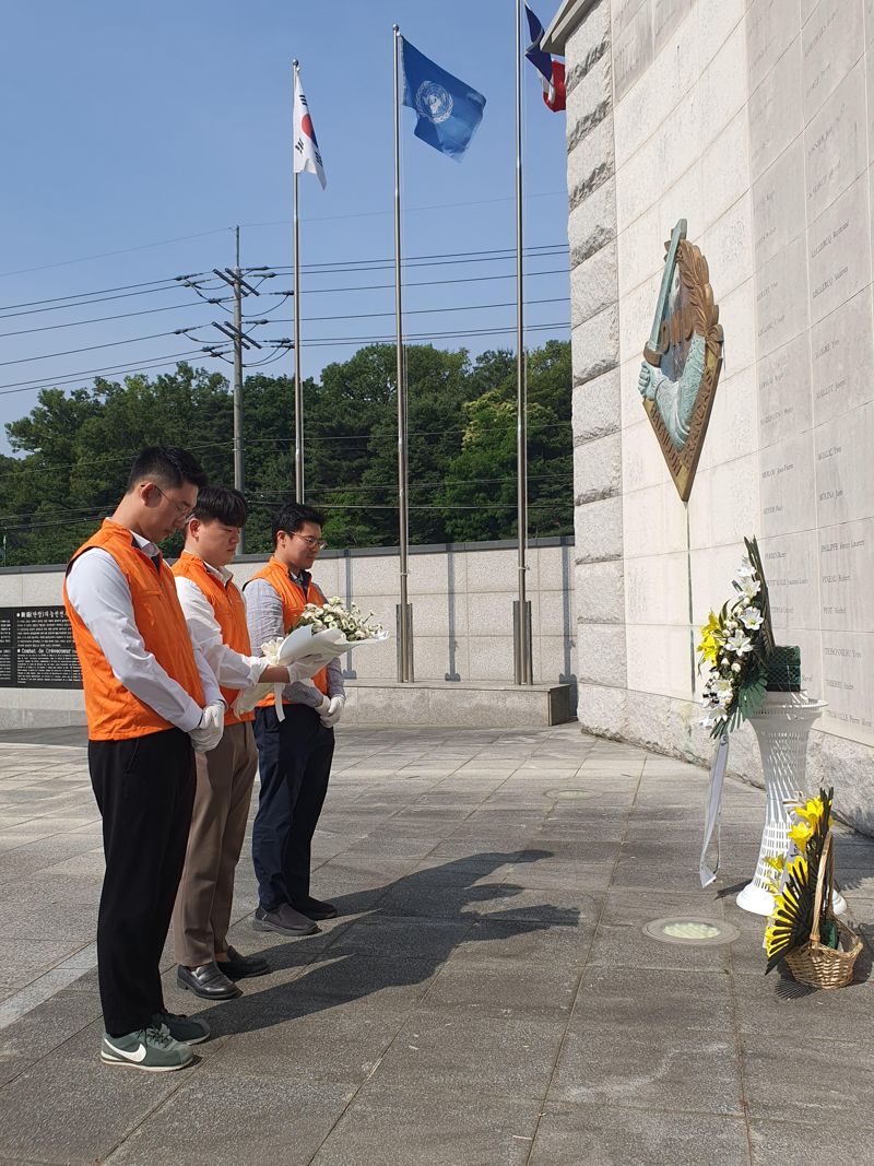 한화오션 직원들이 최근 찾은 프랑스 6.25 전쟁 참전기념비에서 묵념하고 있다. 한화오션 제공