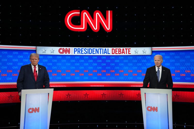 27일(현지시간) 미국 조지아주 애틀랜타에서 조 바이든 미 대통령(오른쪽)과 도널드 트럼프 전 대통령이 첫번째 대선 토론을 위해 준비하고 있다.AFP연합뉴스