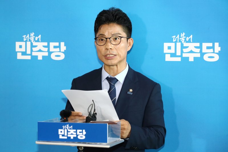 정을호 더불어민주당 전국당원대회준비위원회 대변인이 28일 오후 국회에서 2차 회의 결과 브리핑을 하고 있다. 뉴스1