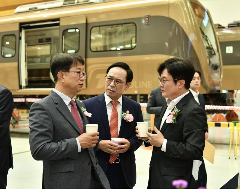 28일 김병수 김포시장(오른쪽)이 박상우 국토부 장관과 함께 김포골드라인 차량기지에서 열린 신규 열차 출고 기념식에서 김포 교통 현안에 대해 논의하고 있다. /김포시 제공