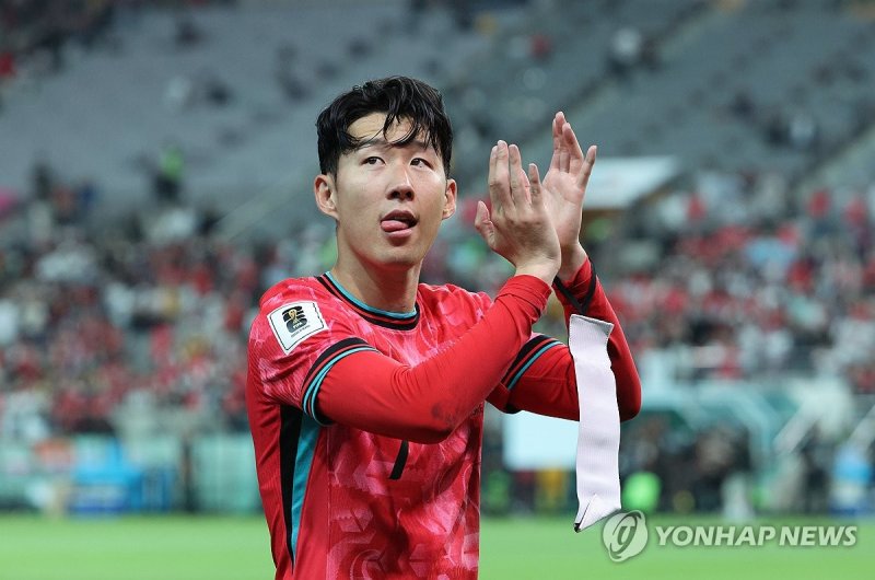 손흥민 '응원 와주셔서 감사합니다' 손흥민 '응원 와주셔서 감사합니다' (서울=연합뉴스) 임화영 기자 = 11일 서울월드컵경기장에서 열린 2026 북중미 월드컵 아시아 지역 2차 예선 C조 6차전 한국과 중국의 경기에서 1-0으로 승리한 한국 손흥민이 관중을 향해 인사하고 있다. 2024.6.11 hwayoung7@yna.co.kr (끝)