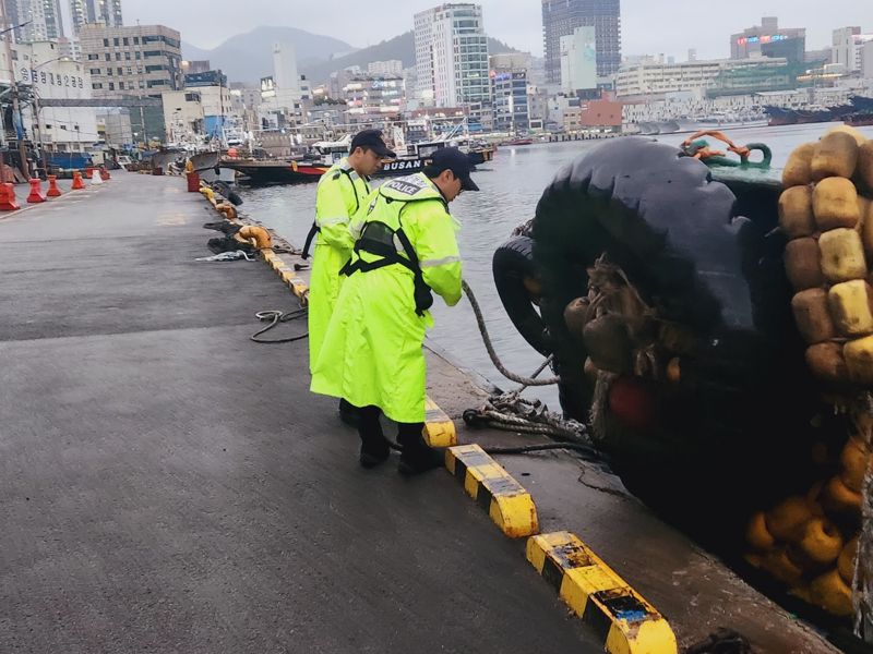 부산해양경찰서는 오는 29일 오전 6시부터 기상특보 해제까지 '연안 안전사고 위험예보제'를 발령한다고 28일 밝혔다. 사진은 해경이 기상악화를 대비해 해안가를 순찰하며 선박의 계류 상태를 점검하고 있는 모습. 부산해양경찰서 제공