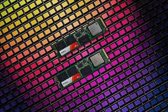 SK하이닉스, AI PC용 고성능 SSD 연내 양산 SK하이닉스, AI PC용 고성능 SSD 연내 양산 (서울=연합뉴스) SK하이닉스가 온디바이스 인공지능(AI) PC에 탑재되는 업계 최고 성능의 SSD 제품인 'PCB01' 개발을 마치고 연내에 양산할 계획이라고 28일 밝혔다. 사진은 SK하이닉스 8채널 PCIe 5세대 온디바이스 AI PC용 SSD 'PCB01'. 2024.6.28 [SK하이닉스 제공. 재판매 및 DB 금지] photo@yna.co.kr (끝)