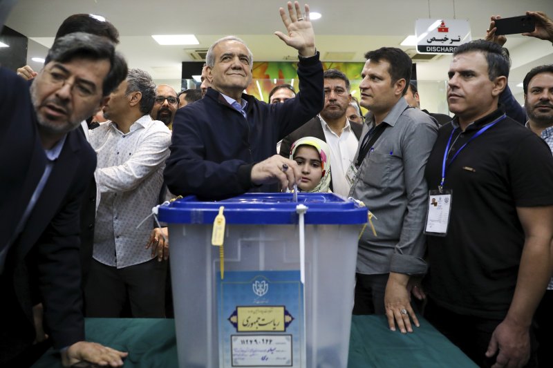 28일(현지시간) 이란 수도 테헤란의 투표소에서 마수드 페제시키안 국회의원이 대통령 보궐선거 투표함에 표를 넣고 있다.AP연합뉴스