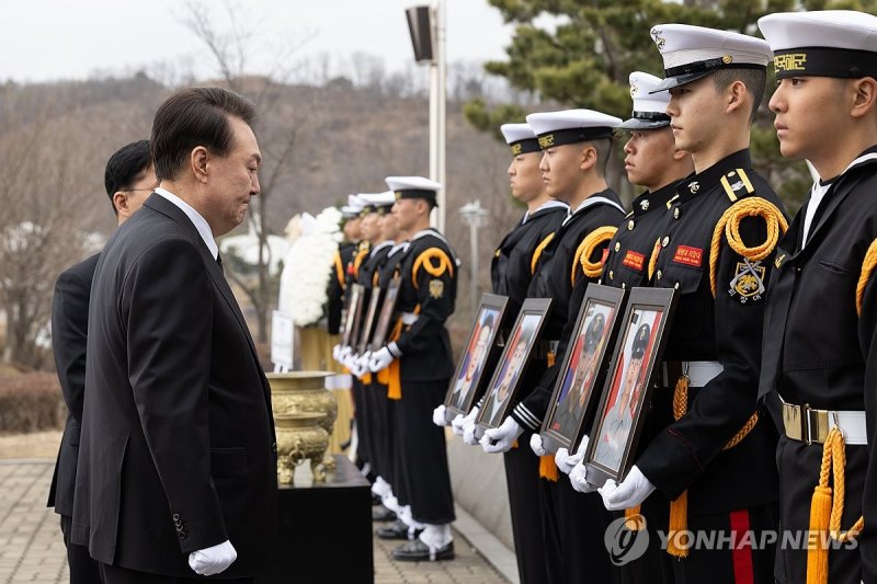 윤석열 대통령이 제9회 서해수호의날 기념식이 열린 지난 22일 경기 평택시 해군 제2함대사령부에서 제2연평해전 전승비를 찾아 참배하고 있다. 사진=연합뉴스