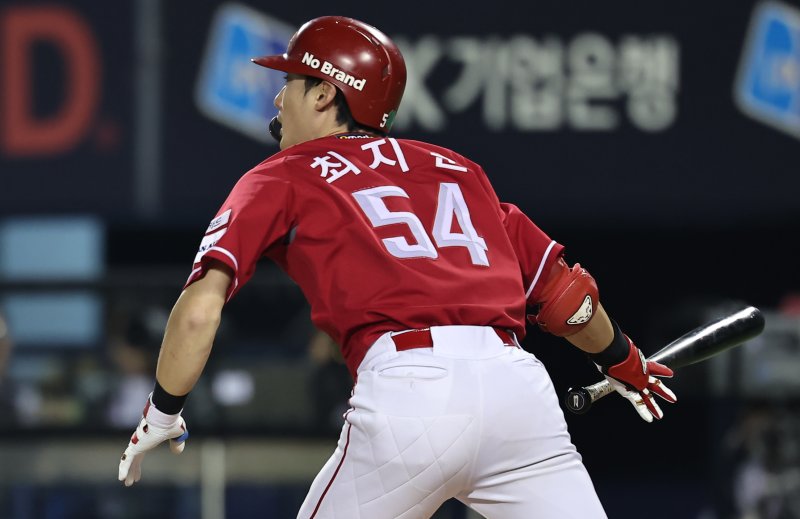 22일 오후 서울 송파구 잠실야구장에서 열린 프로야구 '2024 신한 SOL 뱅크 KBO리그' SSG 랜더스와 두산 베어스의 경기, 7회초 무사 1루상황에서 SSG 최지훈이 1타점 3루타를 치고 있다. 2024.5.22/뉴스1 ⓒ News1 김도우 기자