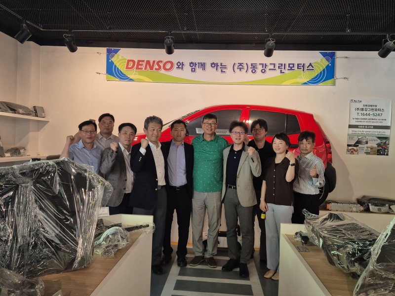 동강그린모터스(대표 최호)를 방문한 일본의 글로벌 자동차부품기업 덴소 관계자들이 포즈를 취하고 있다.