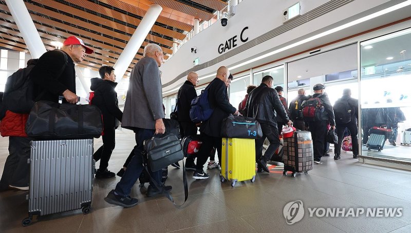 인천항을 통해 입국하는 중국 단체 관광객 (인천=연합뉴스) 임순석 기자 = 지난 3월 인천 연수구 인천항 국제여객터미널을 통해 중국 단체관광객들이 입국하고 있다. 2024.3.15 soonseok02@yna.co.kr