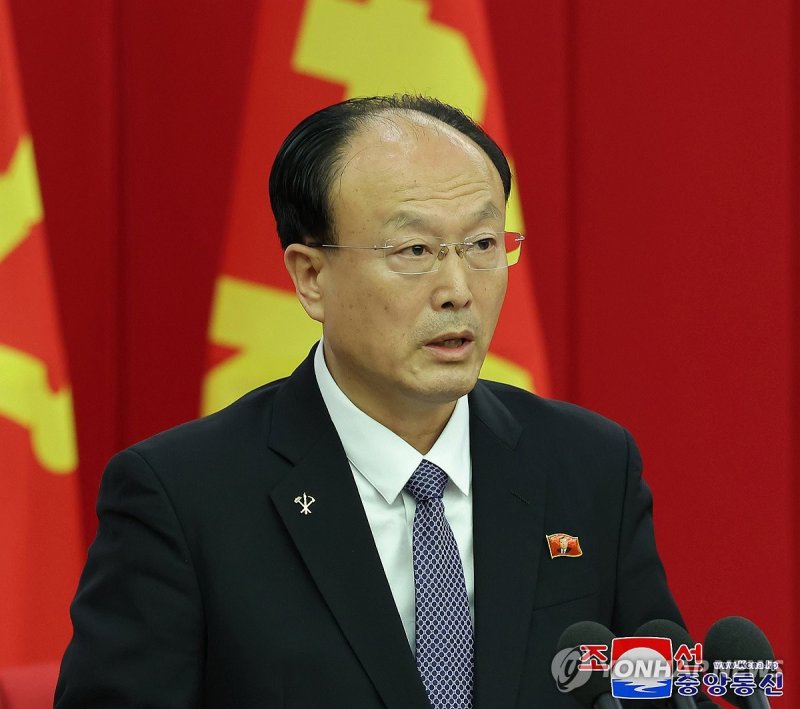 '김정은 배지' 착용하고 토론하는 북한 간부들 '김정은 배지' 착용하고 토론하는 북한 간부들 (평양 조선중앙통신=연합뉴스) 김정은 북한 국무위원장 참석 아래 지난 29일 노동당 중앙위원회 제8기 제10차 전원회의 2일차 회의가 진행됐다고 조선중앙통신이 30일 보도했다. 이날 중앙통신이 발행한 사진을 보면 북한 간부들이 김정은 위원장의 얼굴이 새겨진 배지(초상휘장)를 왼쪽 가슴에 착용하고 토론을 하고 있다. 김 위원장 배지는 이번에 처음으로 포착됐다. 2024.6.30 [국내에서만 사용가능. 재배포 금지. For Use Only in