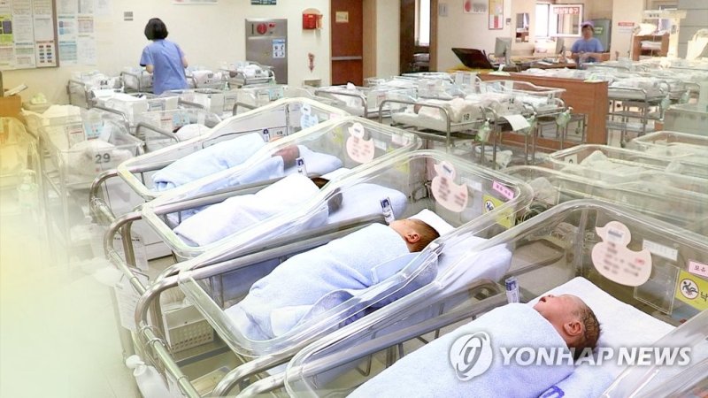 출생아 수 두 달 연속 증가…결혼은 전년比 22%↑