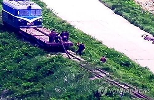 철도레일 제거 작업 중인 북한군 [합참 제공. 재판매 및 DB 금지