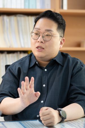 김대영 인천시의원이 28일 의원사무실에서 개정 전세 피해 임차인 지원 조례의 발의 취지와 내용을 설명하고 있다.
