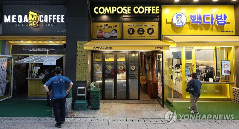 서울 종로구 광화문역 인근 건물에 위치한 커피 전문점에서 시민들이 음료를 주문하고 있다. /사진=연합뉴스