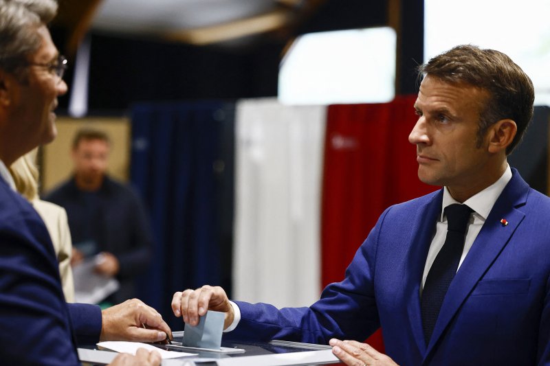 프랑스의 에마뉘엘 마크롱 대통령(오른쪽)이 지난달 30일(현지시간) 프랑스 북부 파드칼레주의 르투케파리플라주에서 총선 투표를 하고 있다.AP뉴시스