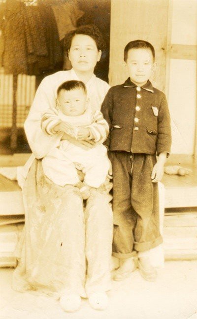 어머니, 여동생과 함께한 어린 시절 김홍신 (출처=연합뉴스)