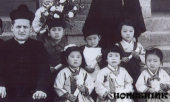 유치원 졸업식 때 김홍신(뒷줄 가운데 남자아이, 맨 왼쪽은 프랑스 신부님) (출처=연합뉴스)