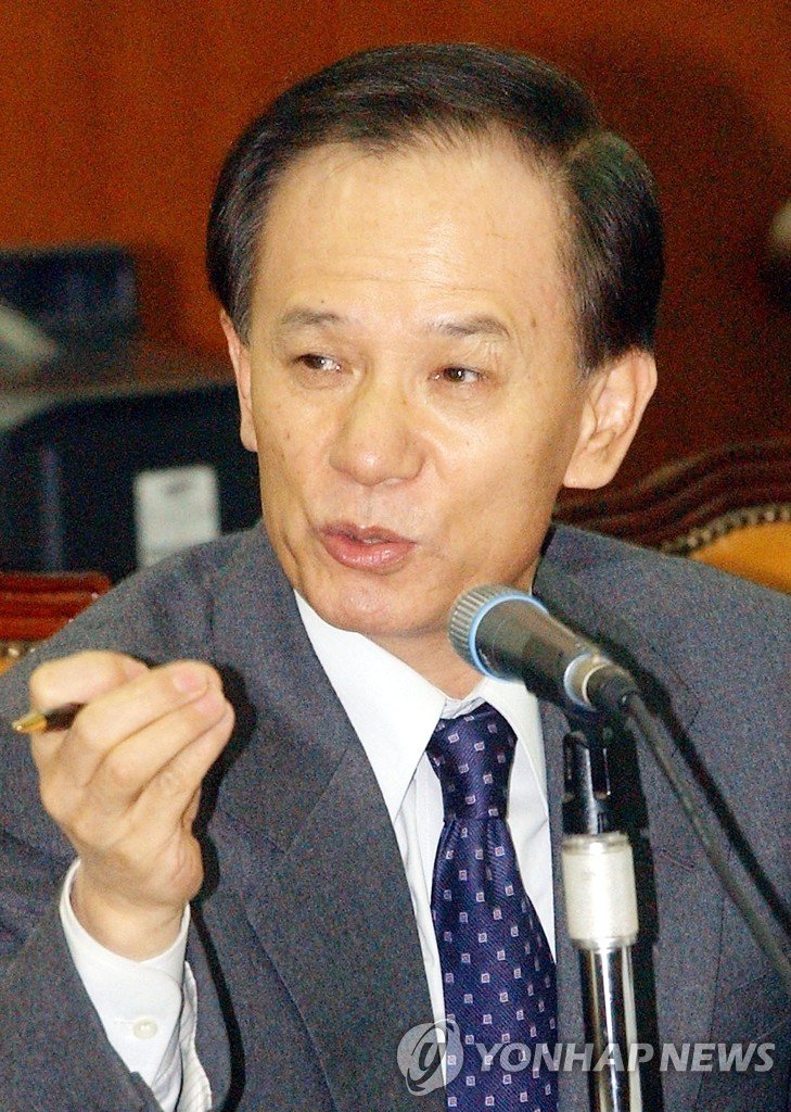 2003년 2월 국회에서 질의하는 김홍신 의원 (출처=연합뉴스)