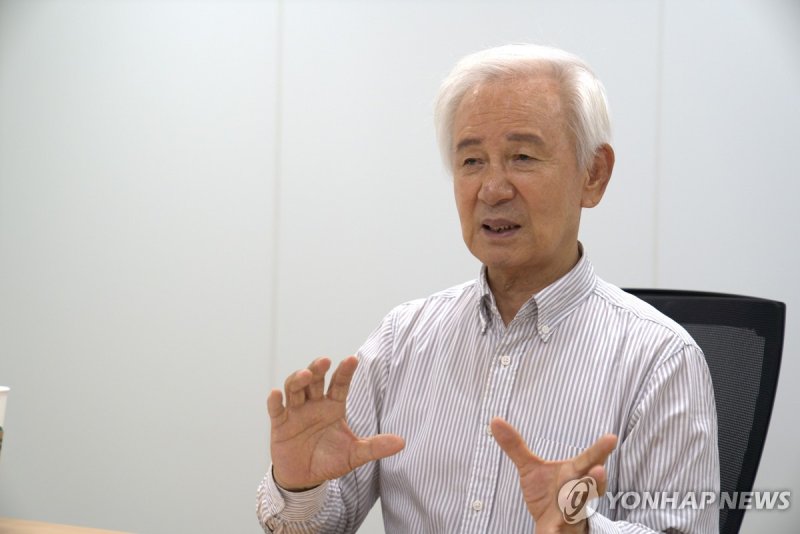 연합뉴스와 인터뷰 중인 김홍신 (출처=연합뉴스)