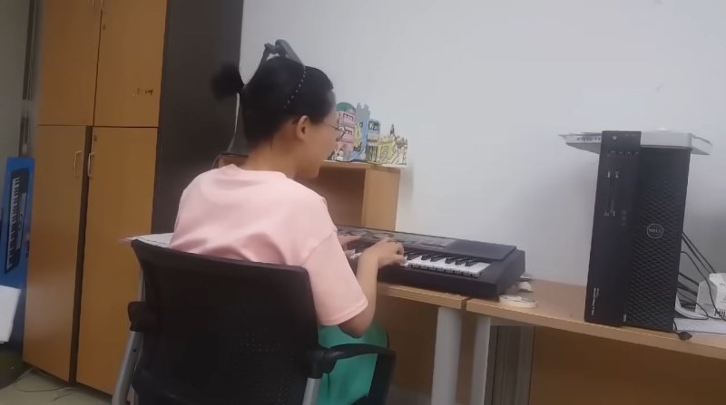 [서울=뉴시스] 예랑가랑 채널 첫 영상인 '발표를 하지 않은 방예린 학생'에 등장하는 김가인 (사진=예랑가랑 유튜브 영상 캡처) 2024.06.20. photo@newsis.com *재판매 및 DB 금지